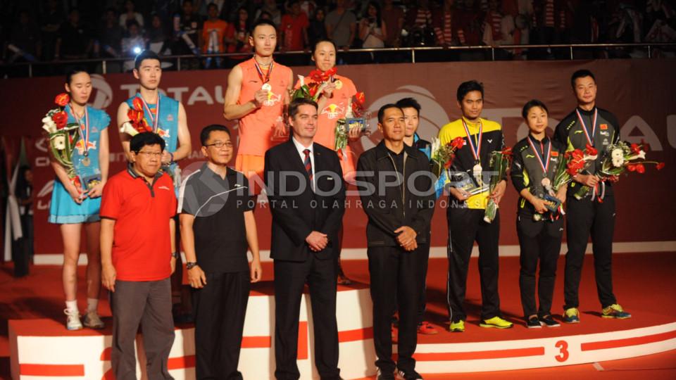 Para peraih medali berfoto bersama dengan petinggi BWF.